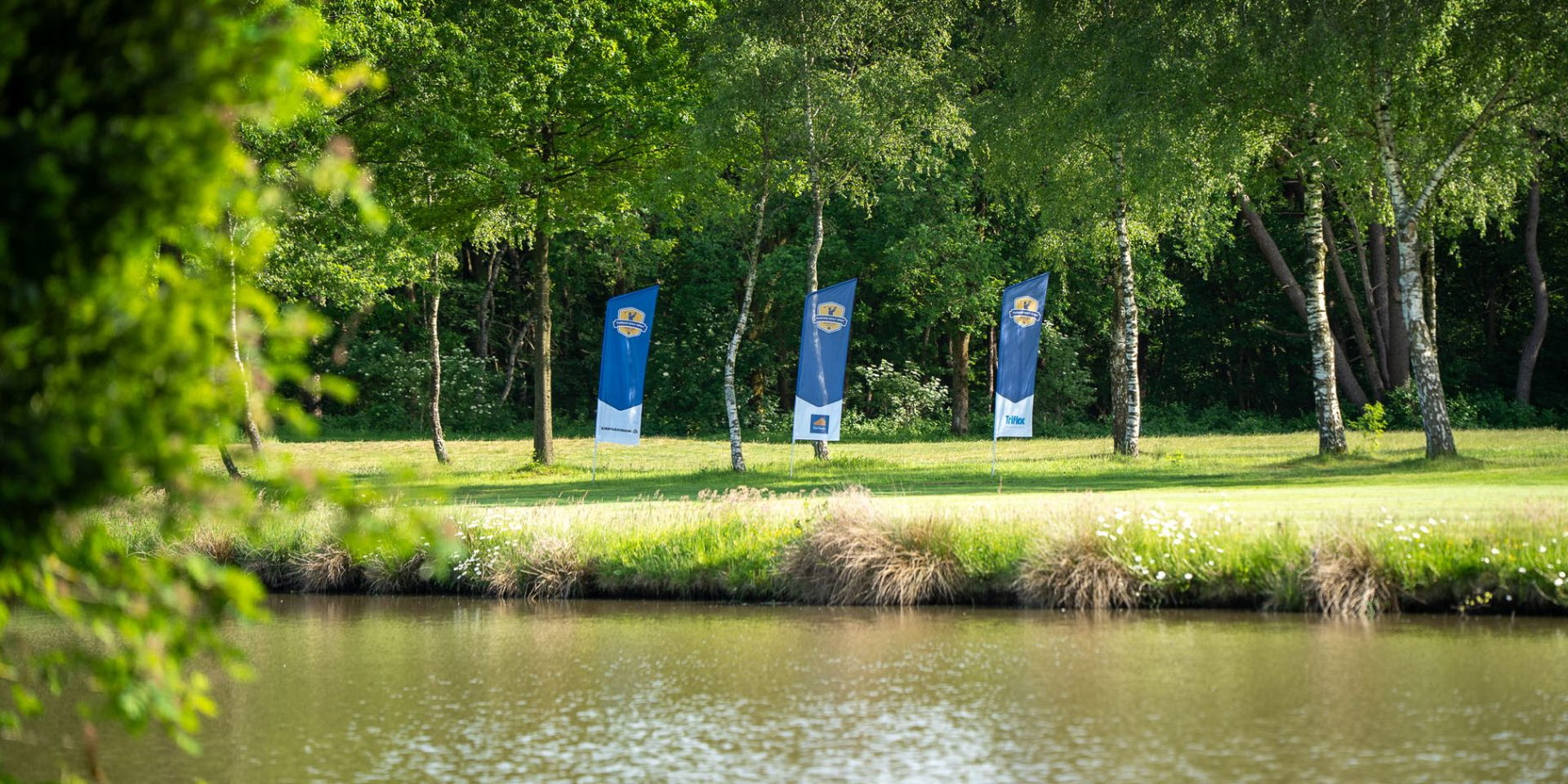 Parking Golf Open-vlaggen langs het water op de golfbaan